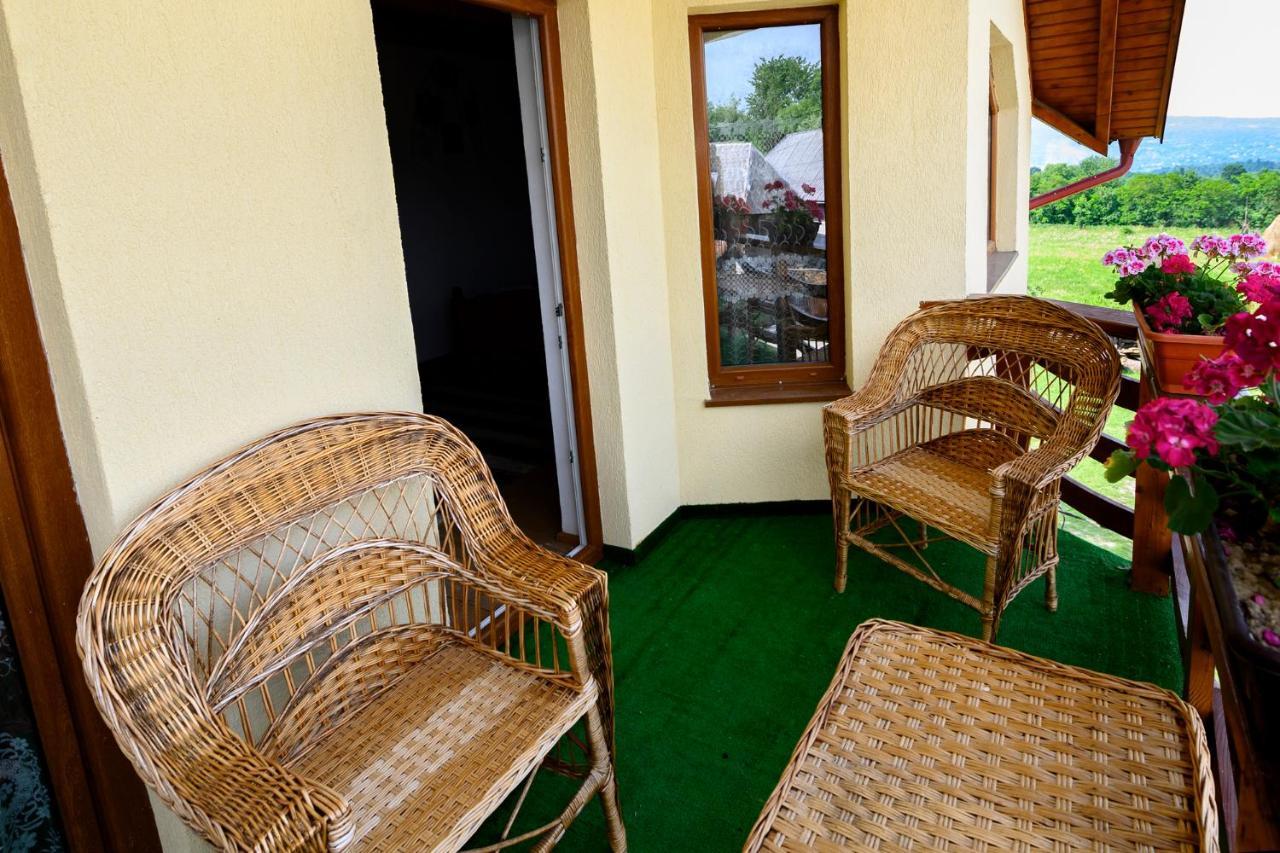 Sub Creasta Cocosului Hotel Bréb Kültér fotó