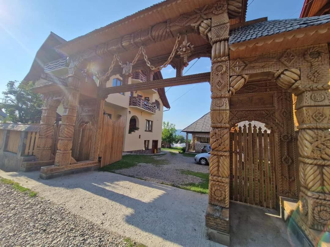 Sub Creasta Cocosului Hotel Bréb Kültér fotó